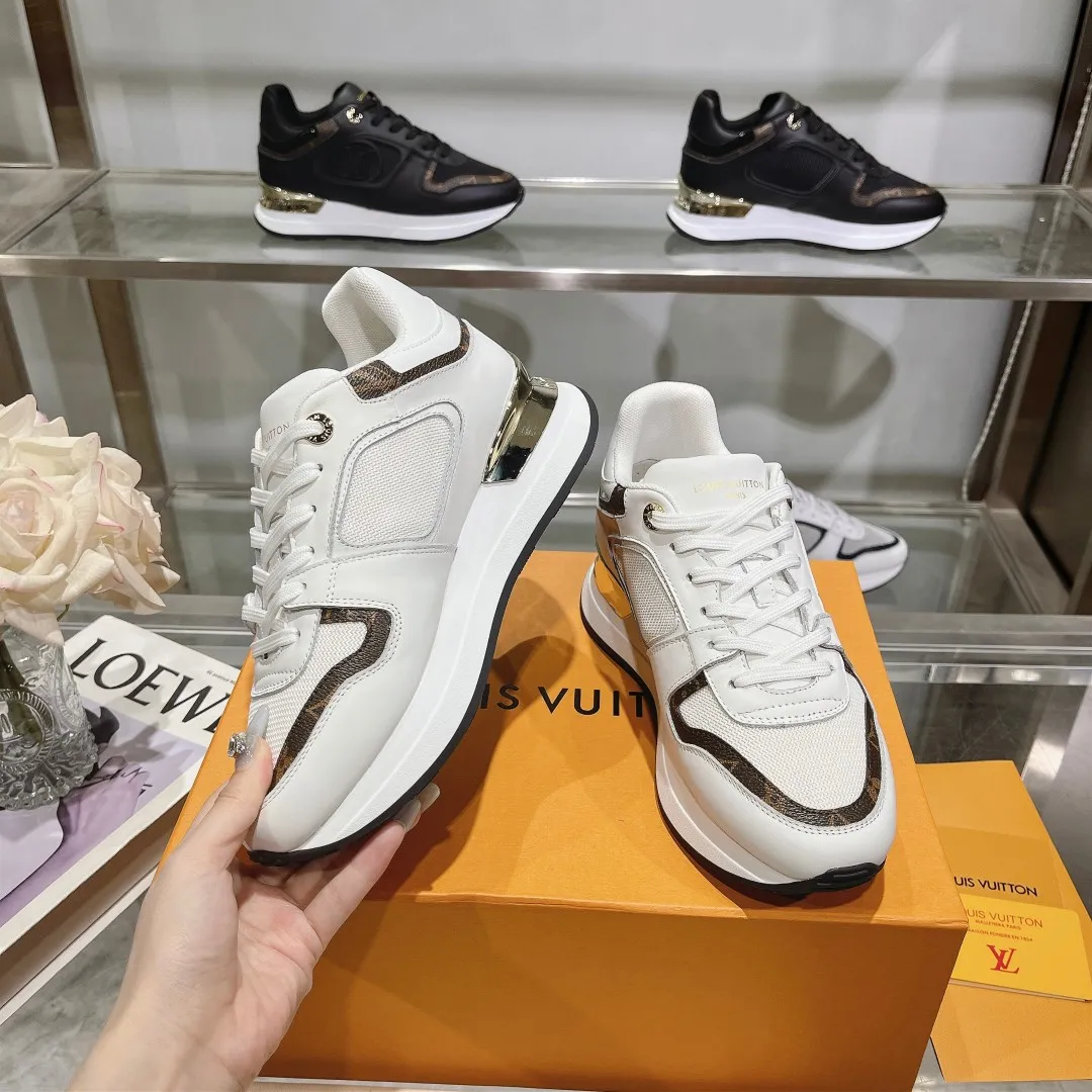 [L Family] P: 760💰Size 35-42 for women, 39-46 for men, (41.42 for women, 45.46 for men, customized) .LV Donkey Brand 🔥🔥LOUIS VUITTON Louis Vuitton's official website synchronizes the 2025 autumn and winter couple's models, which are now on the market, this Neo Run Away sneakers are inspired by running shoes, integrating LV's iconic must-have shoes into the trend. This version is a 1:1 replica of the original version. It is made of two-tone calfskin to highlight its simple lines and unique wedge outsole. Key details include the LV initials on the side and an engraved gold heel stabilizer on the back plus a 2cm hidden insole.